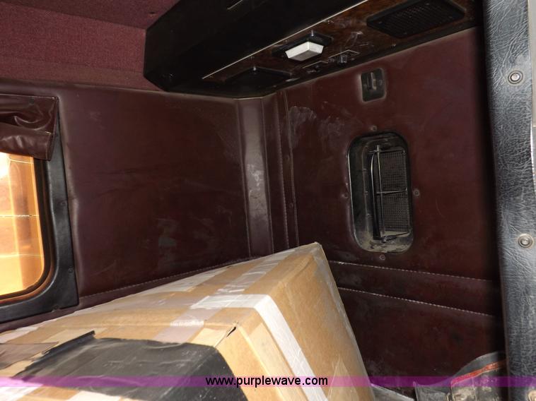 image for item J6916 1993 Kenworth T400 semi truck