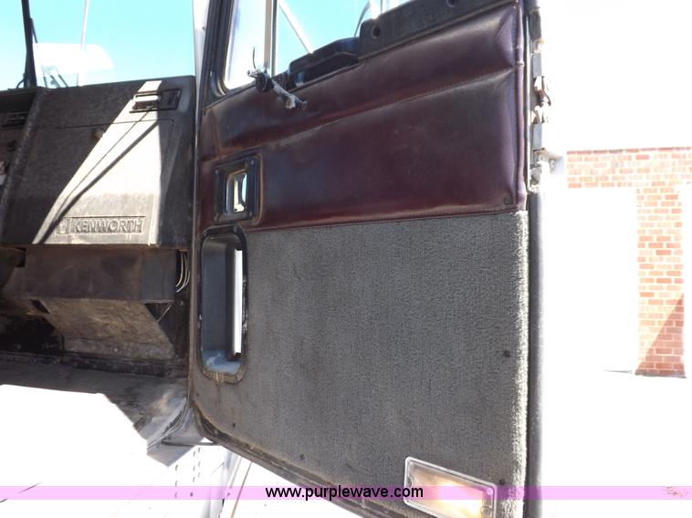 image for item J6916 1993 Kenworth T400 semi truck