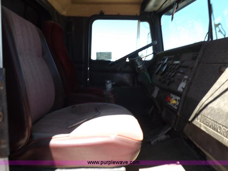 image for item J6916 1993 Kenworth T400 semi truck