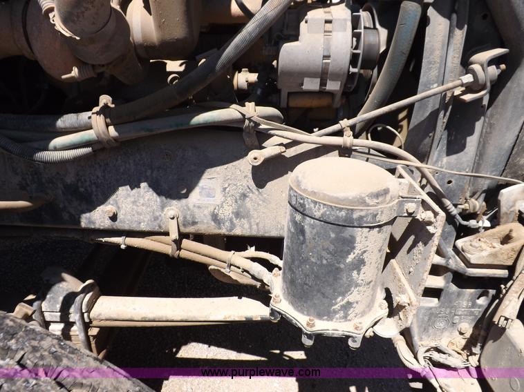 image for item J6916 1993 Kenworth T400 semi truck