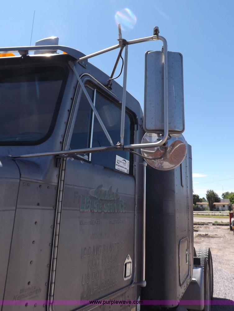 image for item J6916 1993 Kenworth T400 semi truck