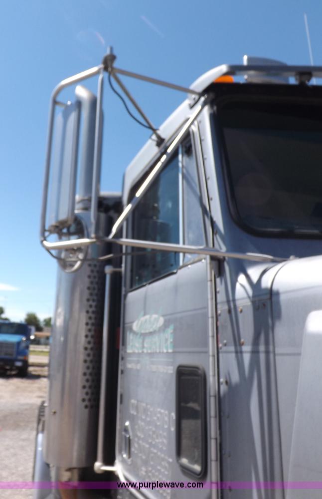 image for item J6916 1993 Kenworth T400 semi truck