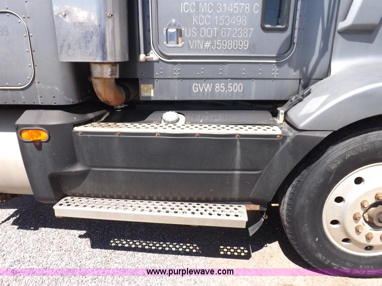 image for item J6916 1993 Kenworth T400 semi truck