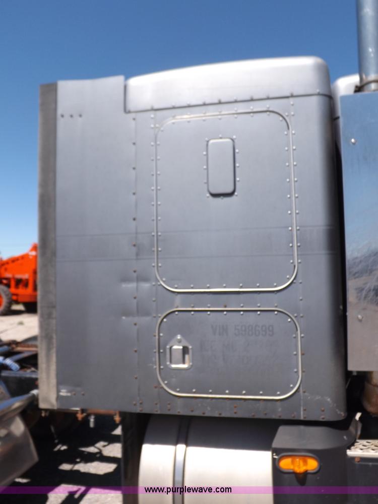 image for item J6916 1993 Kenworth T400 semi truck