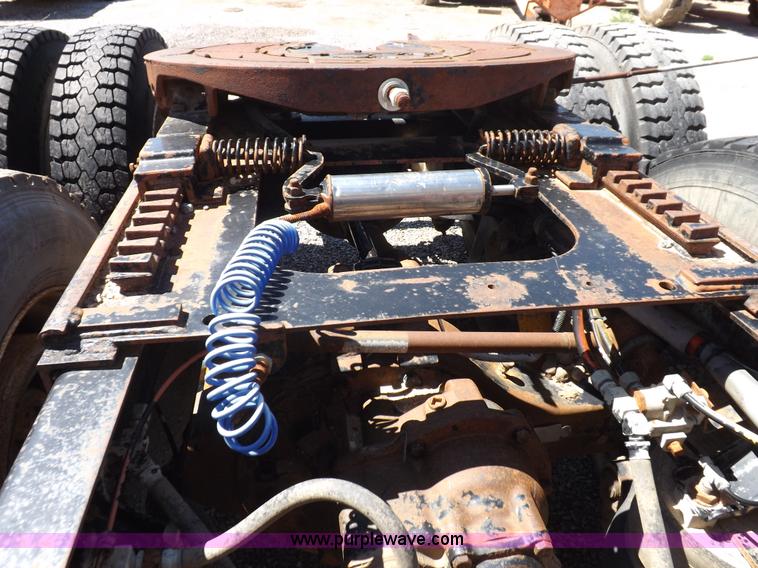 image for item J6916 1993 Kenworth T400 semi truck