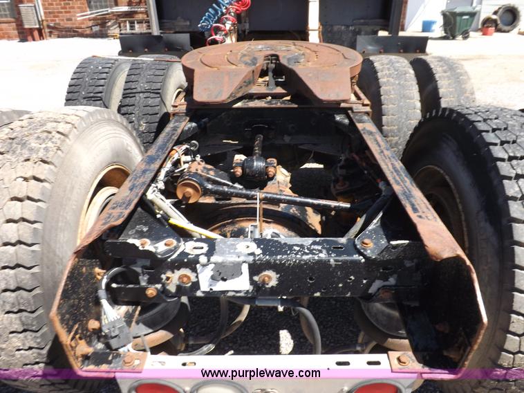 image for item J6916 1993 Kenworth T400 semi truck