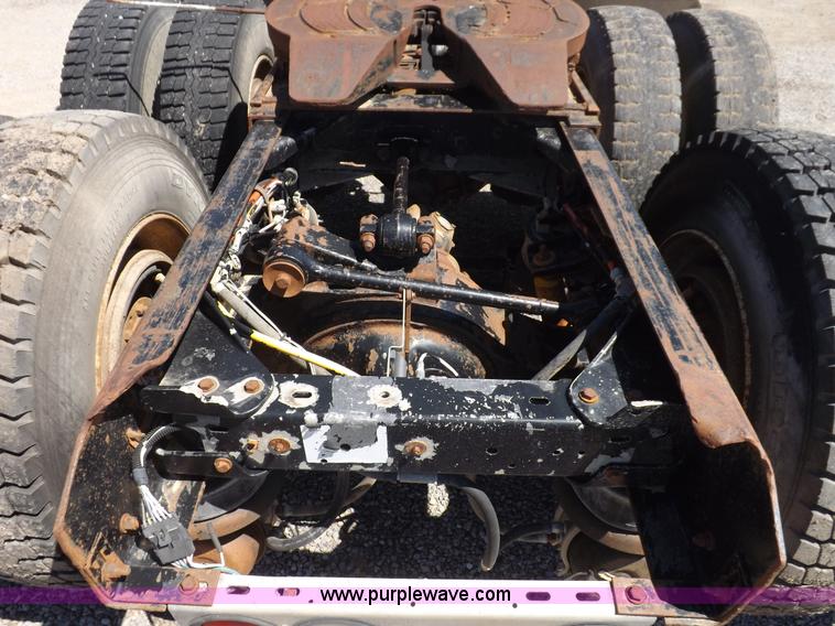 image for item J6916 1993 Kenworth T400 semi truck