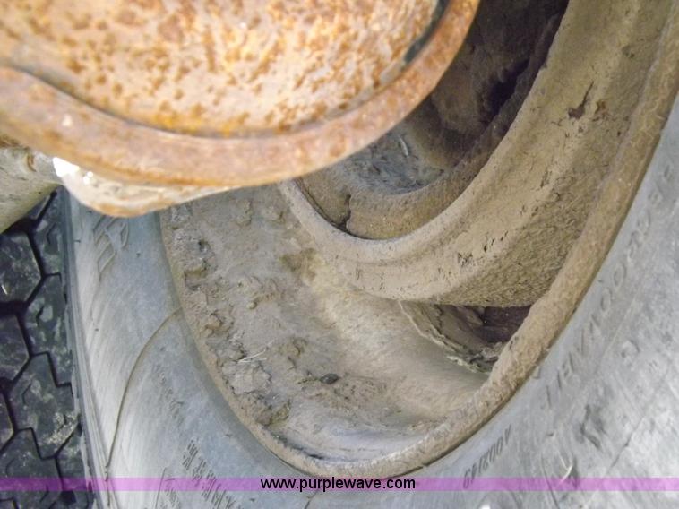 image for item J6916 1993 Kenworth T400 semi truck