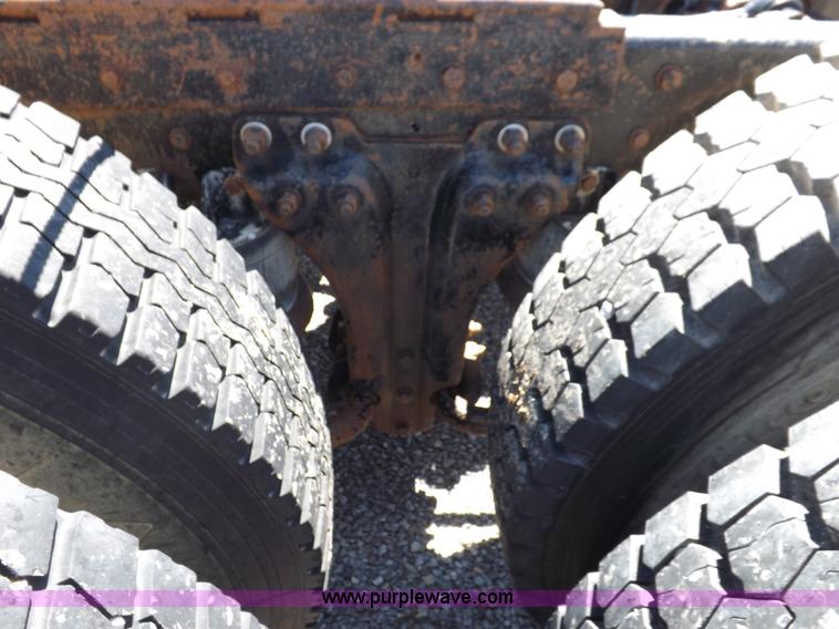 image for item J6916 1993 Kenworth T400 semi truck