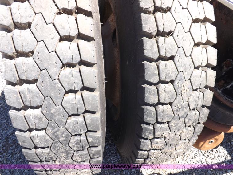 image for item J6916 1993 Kenworth T400 semi truck