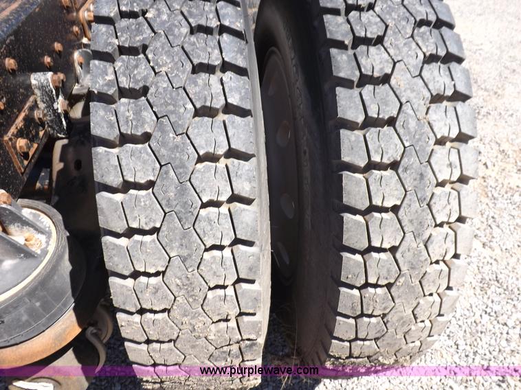 image for item J6916 1993 Kenworth T400 semi truck