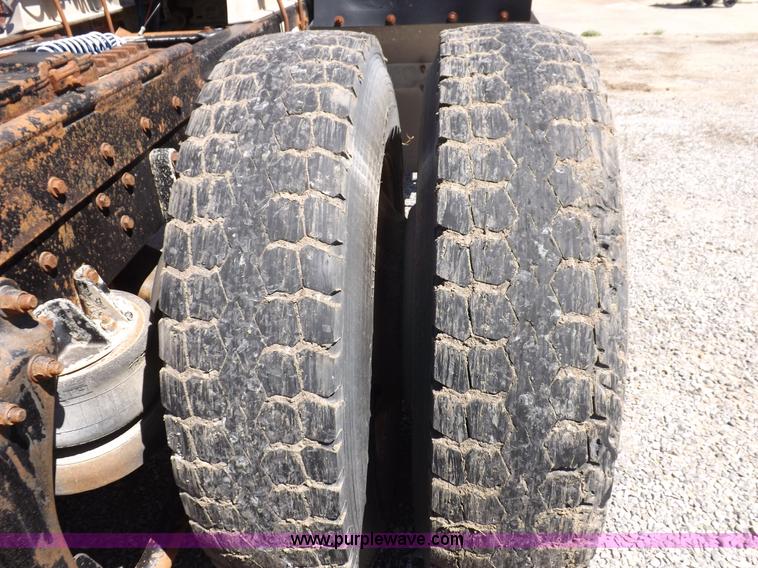 image for item J6916 1993 Kenworth T400 semi truck