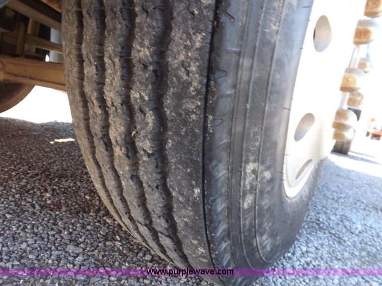 image for item J6916 1993 Kenworth T400 semi truck