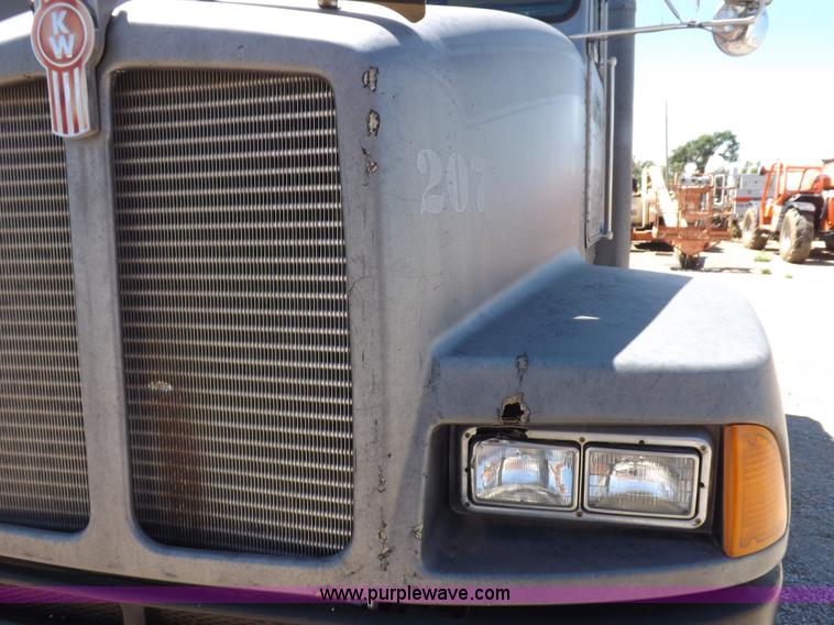 image for item J6916 1993 Kenworth T400 semi truck