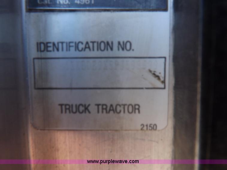 image for item J6916 1993 Kenworth T400 semi truck