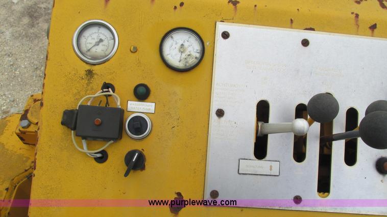 image for item J8563 1988 Wirtgen 1000VC milling machine