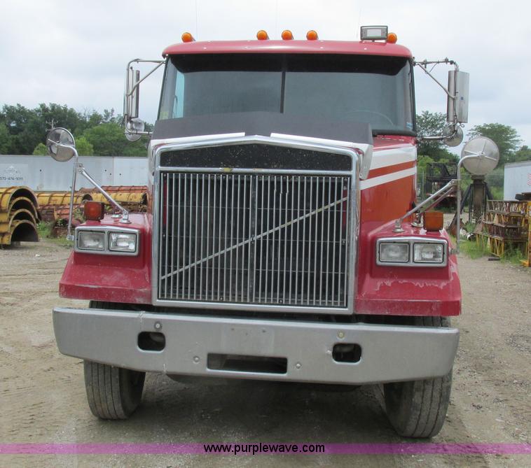 image for item K2183 1994 Volvo WM semi truck