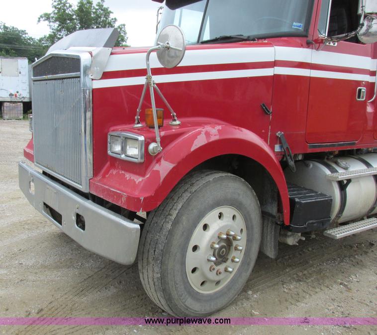 image for item K2183 1994 Volvo WM semi truck