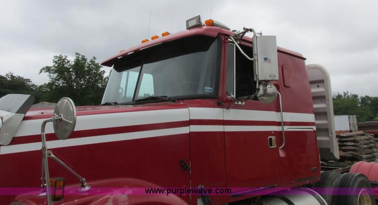 image for item K2183 1994 Volvo WM semi truck