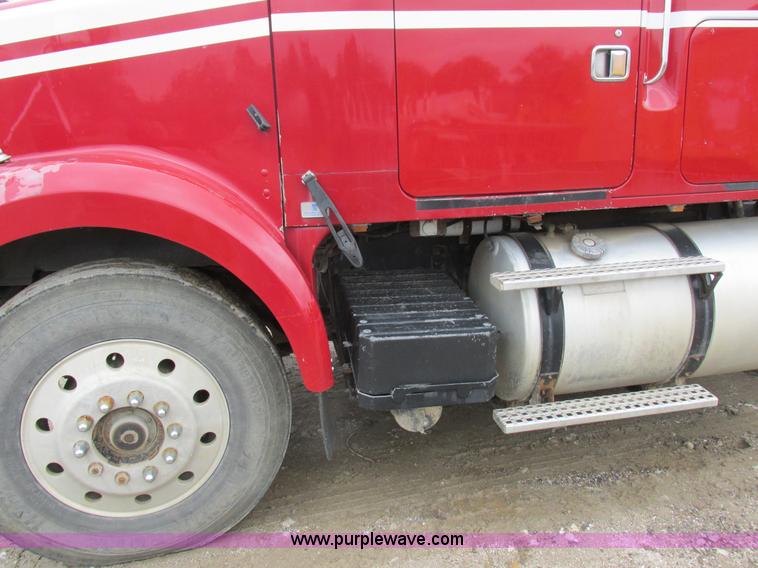 image for item K2183 1994 Volvo WM semi truck