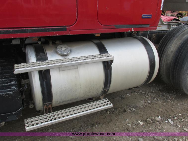 image for item K2183 1994 Volvo WM semi truck