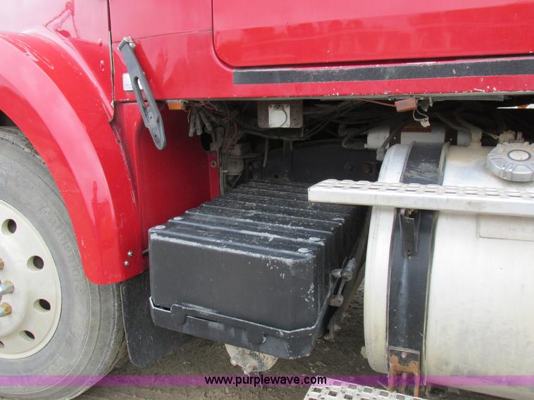 image for item K2183 1994 Volvo WM semi truck