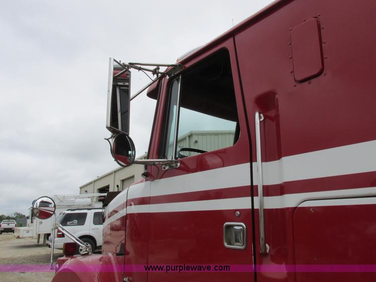 image for item K2183 1994 Volvo WM semi truck