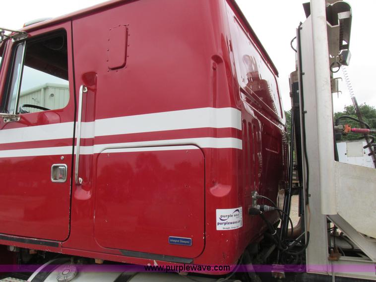 image for item K2183 1994 Volvo WM semi truck