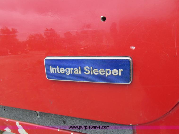 image for item K2183 1994 Volvo WM semi truck