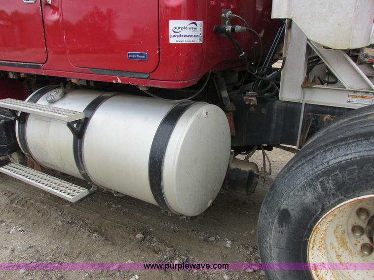 image for item K2183 1994 Volvo WM semi truck