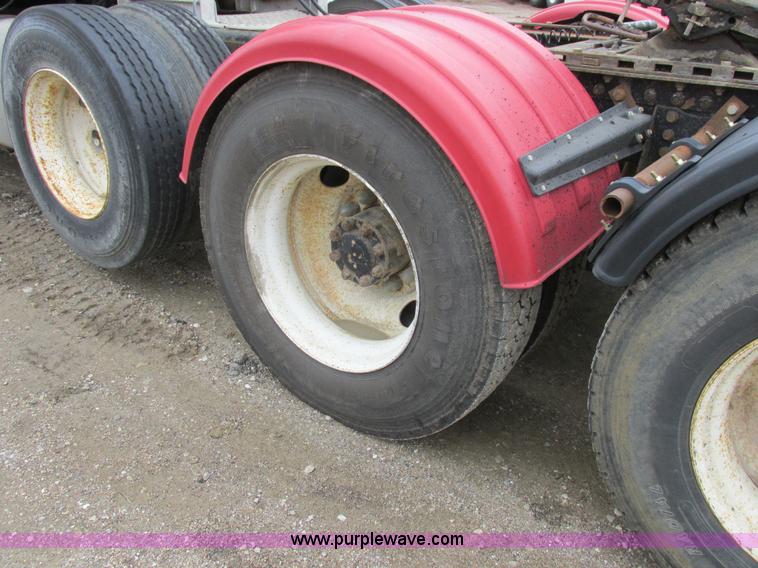 image for item K2183 1994 Volvo WM semi truck