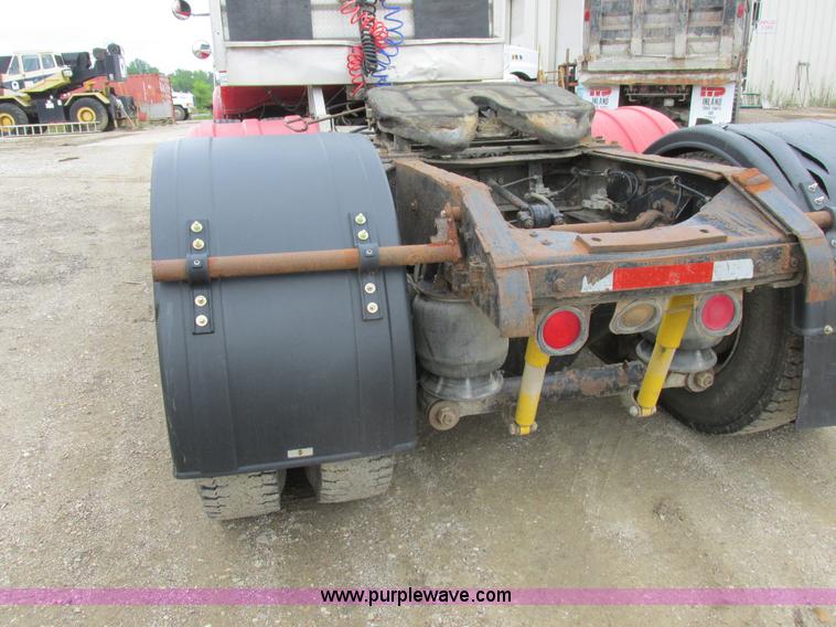 image for item K2183 1994 Volvo WM semi truck