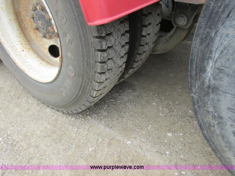 image for item K2183 1994 Volvo WM semi truck