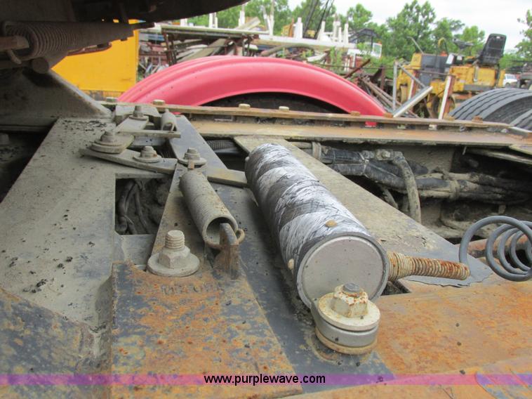 image for item K2183 1994 Volvo WM semi truck