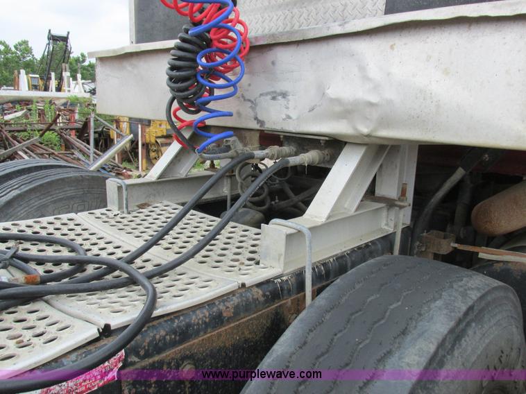 image for item K2183 1994 Volvo WM semi truck