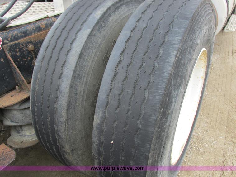 image for item K2183 1994 Volvo WM semi truck