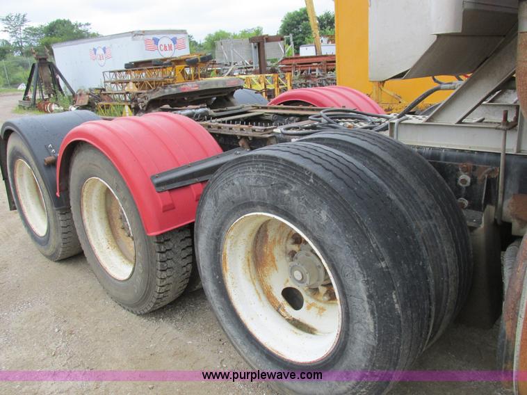 image for item K2183 1994 Volvo WM semi truck