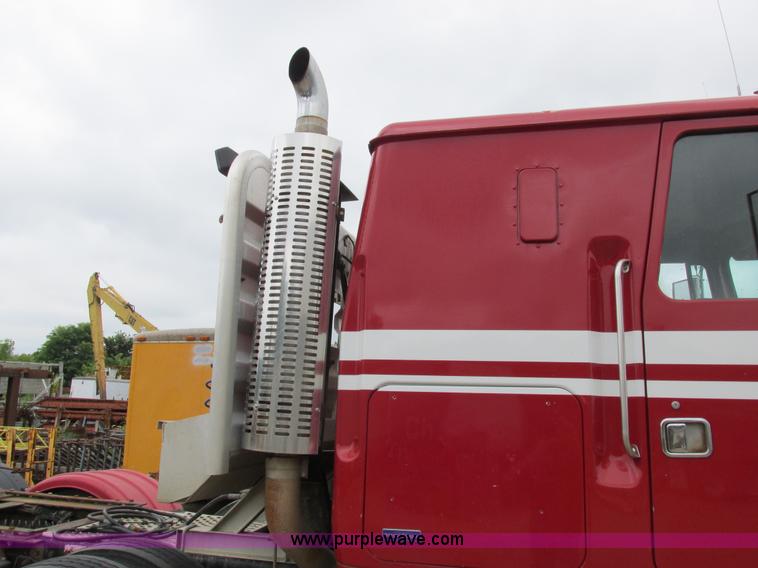 image for item K2183 1994 Volvo WM semi truck