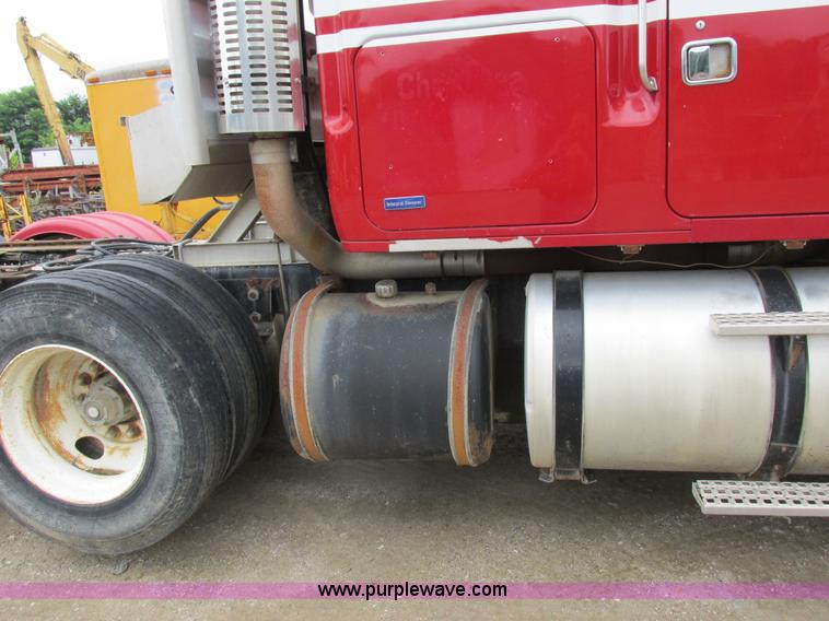 image for item K2183 1994 Volvo WM semi truck