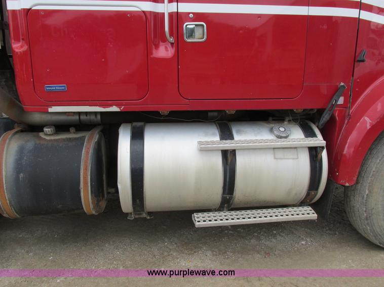 image for item K2183 1994 Volvo WM semi truck