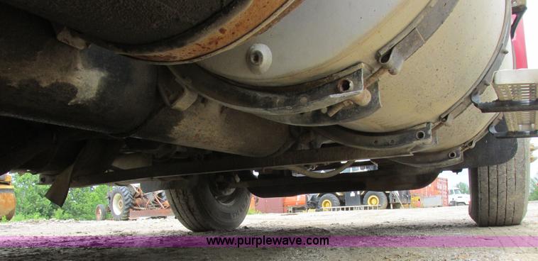 image for item K2183 1994 Volvo WM semi truck