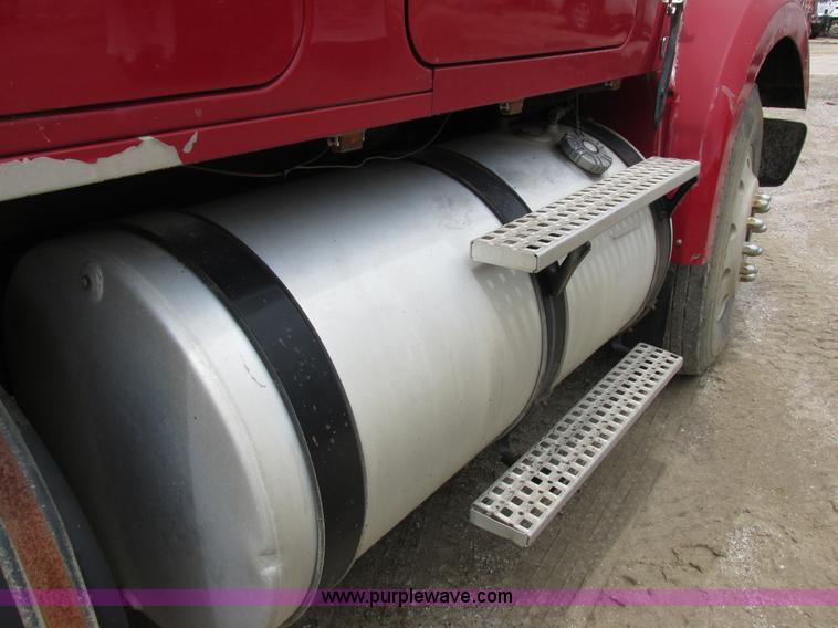 image for item K2183 1994 Volvo WM semi truck