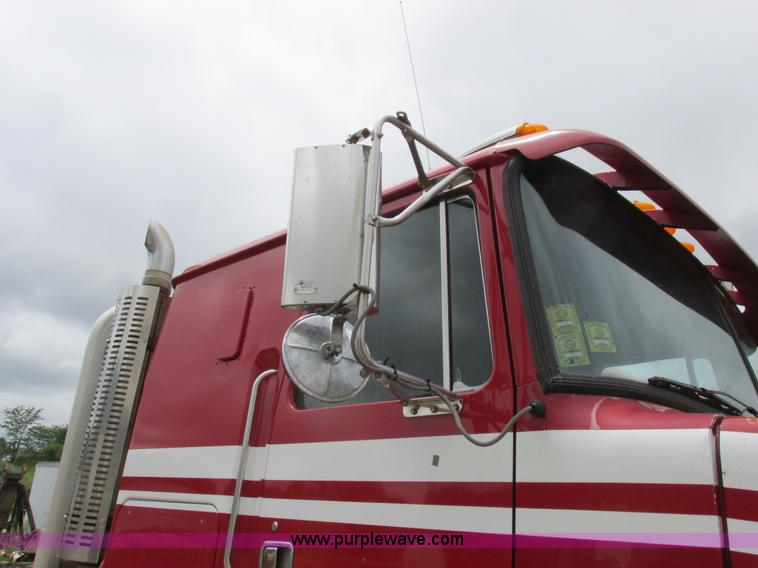 image for item K2183 1994 Volvo WM semi truck