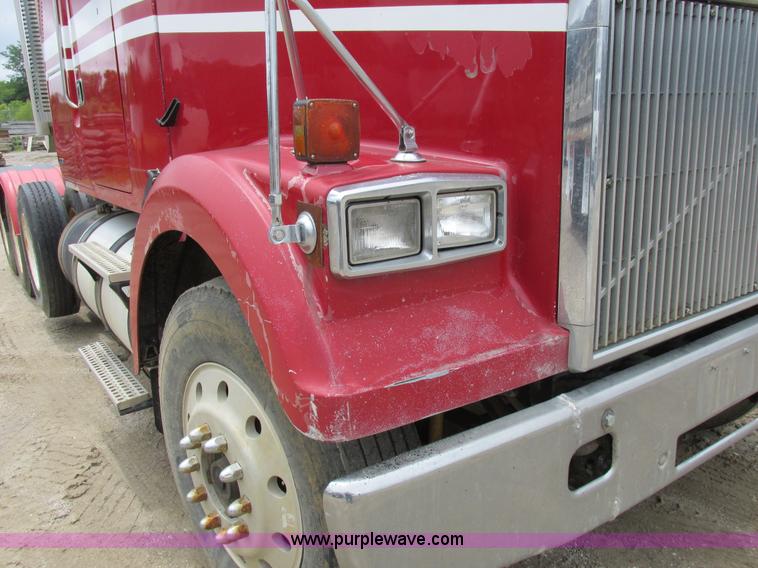 image for item K2183 1994 Volvo WM semi truck
