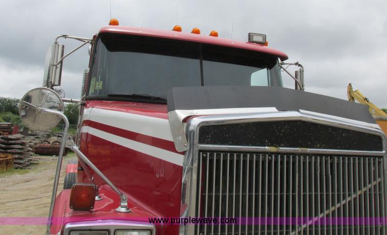 image for item K2183 1994 Volvo WM semi truck