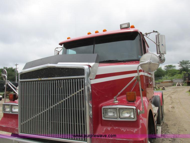 image for item K2183 1994 Volvo WM semi truck