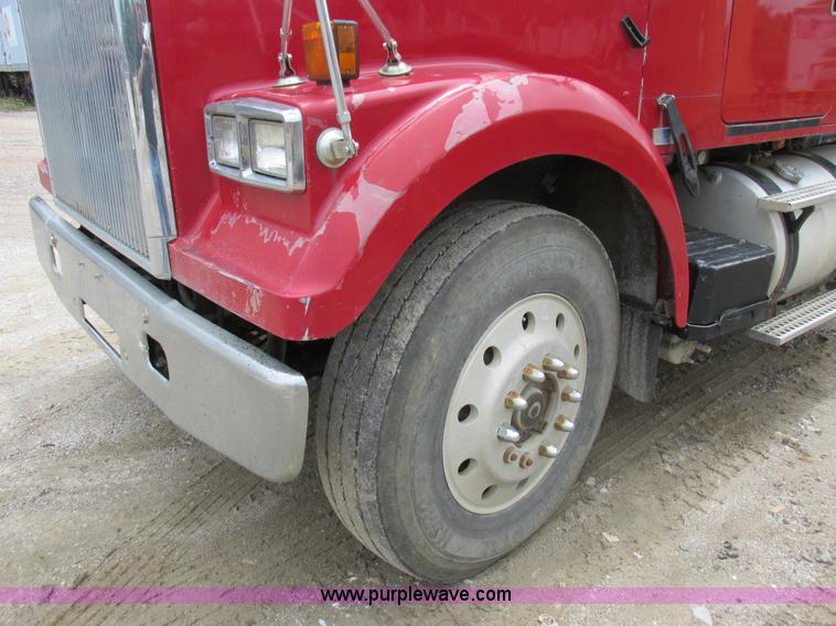 image for item K2183 1994 Volvo WM semi truck