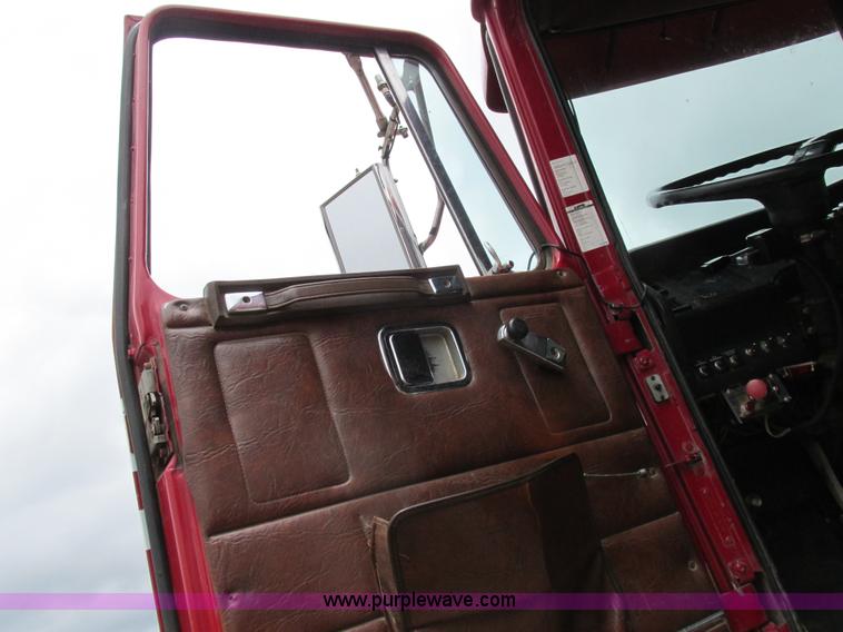 image for item K2183 1994 Volvo WM semi truck