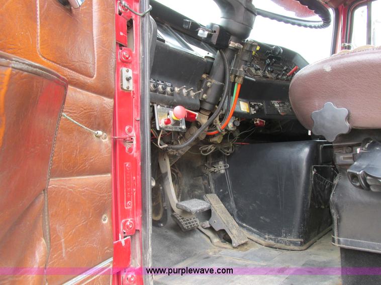 image for item K2183 1994 Volvo WM semi truck