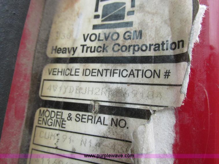 image for item K2183 1994 Volvo WM semi truck